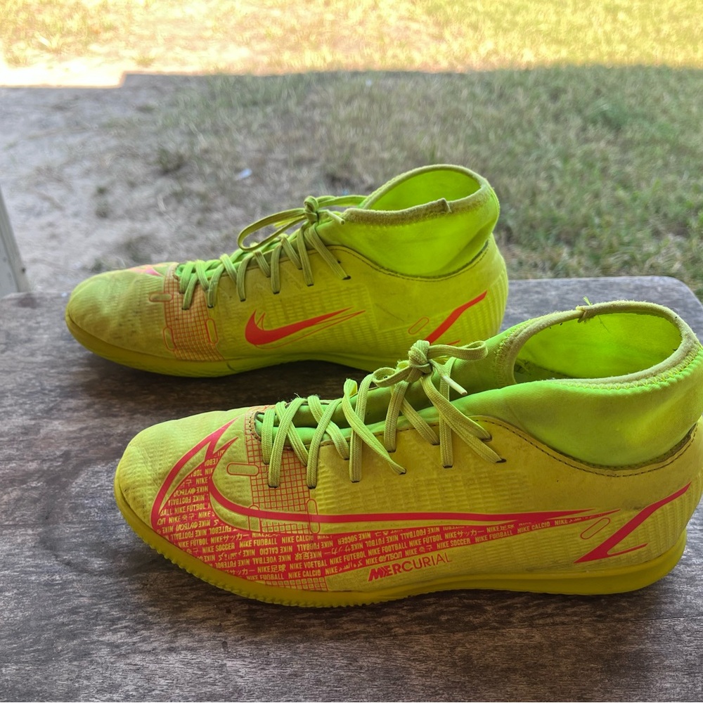 Men size 7 Nike neon yellow indoor soccer shoes